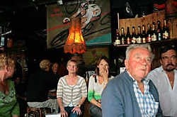 De mama en de vriendin van Iljo Keisse volgen de wedstrijd gespannen. Gianni Barbieux<br>