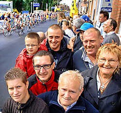 Gunther Van Twembeke en zoon Maico genoten samen met Jurgen en Glenda Steurbaut en broers Albert en Patrick De Smaele en vrouw Raymonda van een onvergetelijke kermis- en wielerdag. David Stockman