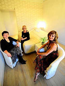 Marleen, Mercedes en Monique Stichelbaut hebben hun bed & breakfast smaakvol ingericht. Florian Van Eenoo<br>
