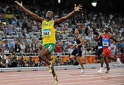 Usain Bolt haalt met ruime voorsprong het goud binnen. Churandy Martina (r.) en Wallace Spearmon finishen tweede en derde, maar worden later gediskwalificeerd omdat ze buiten hun baan liepen.ap<br>