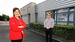 Ingrid Deherder van de ontwikkelingsmaatschappij en Jan Langemakers van Aams bij een van de modules: 'Hier vonden we een ruimte die voldeed aan onze eisen en waarvan de huurprijs betaalbaar was.' mme