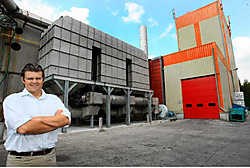 Directeur Wim Van den Berghe belooft dat de geurhinder in Bavegem binnenkort verleden tijd is. Hendrik De Rycke<br>