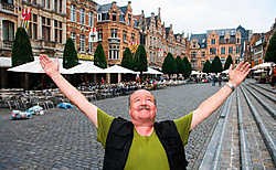 De Leuvense levende legende Big Bill op 'zijn' Oude Markt. ' Omdat de markt en de terrassen allemaal hetzelfde zijn, is een deel van de charme verloren.'