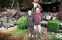 Frans Klassen redde zijn vrouw <br>Bertha Nijst dinsdagnacht uit hun brandende chalet.<br>Yorick Jansens