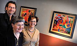Cultuurfunctionaris Jan Leconte met weduwe Hilda Demeulemeester en dochter Bea Demeulemeester.David Stockman<br>