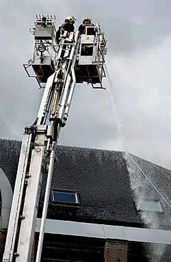 De brandweer spoot water op het politiecommissariaat om waterlekken op te sporen. Paul De Malssche<br>