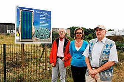 Will Vansteene, Mieke Declercq en Willy Viane tonen trots een van de vele poëziepunten in De Panne. Isabelle VanhasseI<br>