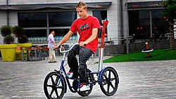 Dankzij het ontwerp van zijn vader kan Rémy zijn voeten op de pedalen houden.<br>
