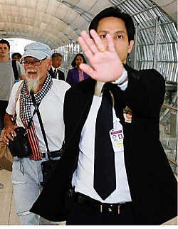 Gary Glitter op de luchthaven van Bangkok, waar hij gisterochtend nog altijd zat. 's Avonds mocht hij ook Hongkong niet in.reuters<br>