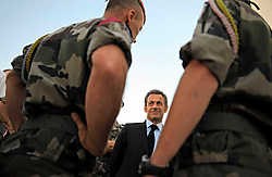 De Franse president Nicolas Sarkozy kwam gistermorgen in Kabul aan om er hulde te brengen aan de tien gesneuvelde Franse soldaten. reuters<br>