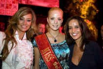 Veronique De Kock, Alizée Poulicek en Ann Van Elsen krikken het missgehalte van de VT4-party flink op.