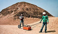 Egyptische wetenschappers scannen het terrein voor de piramide. De Cordier<br>