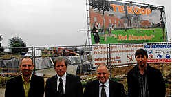 Directeur Henk Geeroms en voorzitter Marc Gielens van intercommunale Solva in het gezelschap van <br>vertegenwoordigers van vzw Passiefhuis-Platform. Carol Verstraete