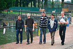 Uitbater Marnick Goossens leidt GAIA-voorzitter Michel Vandenbosch rond in het dierenpark.