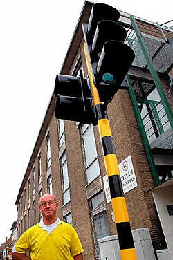Broeder Georges bij de lichten die hun stroom al jaren aftappen van het Ascanusinstituut.<br>Yvan De Saedeleer