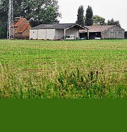 De politie trof in de hoeve machines en allerlei materiaal aan om vals geld te maken.<br>Frank Meurisse