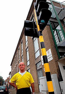 Broeder Georges bij de lichten die hun stroom al jaren aftappen van het Ascanusinstituut.<br>Yvan De Saedeleer