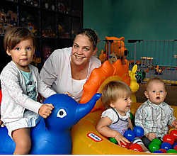 Cindy Van Langenhove opent maandag de minicrèche De Kleine Dolfijntjes. Er kunnen acht kindjes terecht. Paul De Malsche