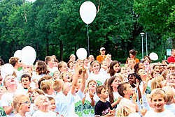 De kinderen van het kamp lieten witte ballonnen op.Eddy Van Ranst<br>