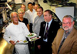 Chef-kok Francis Vande Langeryt van restaurant De Sieghel presenteerde tijdens de voorstelling gisteren alvast enkele streekgerechtjes.Koen Fasseur<br>