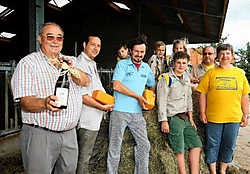 De scouts van Sint-Lutgardis presenteren een nieuw kaasje van de zuivelhoeve Keymeulen, gerijpt in bier. Ze presenteren er een even exclusief biertje bij: Gastoneke. Hendrik De Rycke