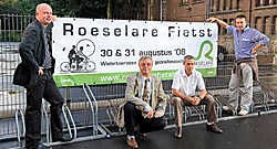 Vlnr. sportschepen José Debels, sportraadvoorzitter Noël De Meyere, sportfunctionaris Frans Mulier en Björn Leenknegt van de werkgroep Roeselare Fietst.Stefaan Beel