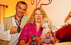 Poppen bepalen het leven van het artistieke koppel Mady en Herbert.Koen Merens