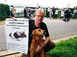 Pol Goossen (Frank) met hond Wap in actie tegen tests op dieren.Johan Van Cutsem<br>