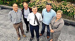 Enkele leden van het Trianguloteam met vlnr. ondervoorzitter Hendrik Vandromme, Noël Roels, missionnaris Freddy De Geyter, voorzitter Jean-Pierre De Backer en politica en Triangulo-lid Gisèle Debever.Frank Meurisse