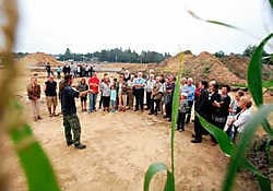 De archeologen leidden gisteren honderd geïnteresseerden rond op het terrein naast de Supra Bazar. Grégoire De Poorter