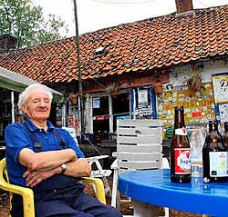 Leon is terug in De Reisduif, of toch op het terras: 'Ze hebben mij maandagochtend gelost en 's middags heb ik mijn deur weer opengedaan.' Michel Moens
