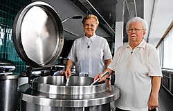Zuster Hermilies (links) en zuster Samuela trokken in het verleden wel eens de rolschaatsen aan, samen met de leerlingen. Patrick Holderbeke<br>