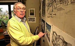 Paul Degueldre in 2003, tussen zijn tekeningen en schetsen die overal in huis aanwezig waren. Yvan De Saedeleer<br>