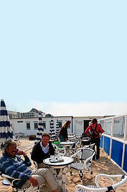 Daniel D'Hooghe en Ronny De Kempe begrijpen het niet: 'De horeca beschouwt ons niet als een concurrent. Een strandterras behoort tot het imago van de badstad.'Norbert Minne<br>