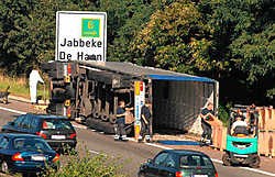 Een van de oorzaken van de lange file was het overladen van de lading papier uit de gekantelde vrachtwagen.Michel Vanneuville