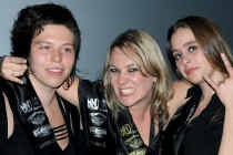 Miss Metal Adinda Vetsuypens tussen haar eredames Elice van de Vel en Lynn Formesyn.