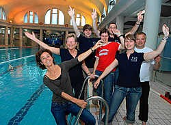 In het Jan Guilinizwembad wordt naar aanleiding van de Vlaamse Zwemweek een zwemfuif georganiseerd. Michel Vanneuville<br>