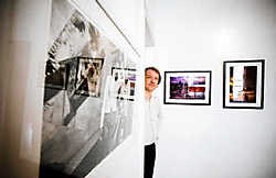 Dries Roelens tussen de foto's in zijn galerie.Wim Kempenaers <br>