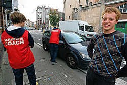 Leerlingen worden onder leiding van leerkracht Wim Buysse ingezet als verkeerscoaches. Zij moeten de ouders op de vingers tikken als die een onveilige situatie creëren. fvv