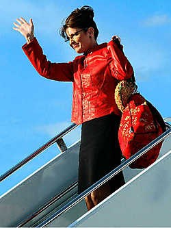 De dure garderobe zal Palins zorgvuldig opgebouwde imago van eenvoudige huismoeder schaden, vrezen sommige Republikeinen. Hoe kan Palin nu nog geloofwaardig van leer trekken tegen de 'liberal elite'?ap<br>