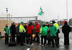 De werknemers blokkeren de toegang tot de LNG-terminal van Fluxys om hun looneisen kracht bij te zetten. Norbert Minne<br>