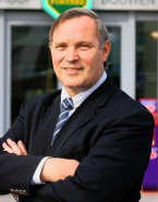 De Visserskaai wordt gedomineerd door vier torenhoge kranen. De komende maanden worden er <br>vijf nieuwe residenties opgetrokken. Peter Maenhoudt<br>Ronny Peuteman pm