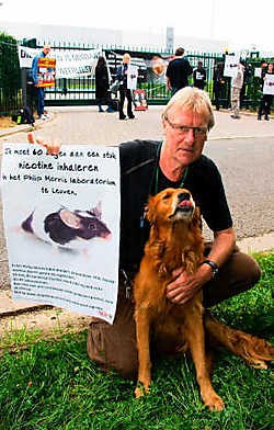 De Anti Dierproeven Coalitie voert al meer dan een jaar maandelijks actie tegen de dierproeven bij Philip Morris. Hier krijgen ze de steun van acteur Pol Goossens en zijn hond Wap.Johan Van Cutsem