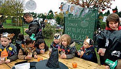 In het openluchtklasje, met grote tafels en een schoolbord, kunnen zestien kindjes tegelijk les volgen.<br>Paul De Malsche