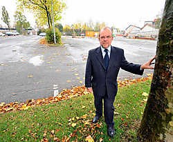 Schepen Van Walleghem wil de eerste fase van het parkproject klaar hebben bij de opening van cultuurcentrum De Leest, volgende zomer.Frank Meurisse<br>