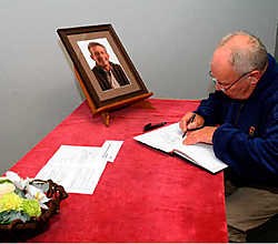 Het rouwregister ligt in het gemeentehuis en ook op de website van CDE kun je een rouwbericht achterlaten. Lily Leys