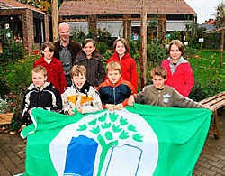 Directeur Jan Dedrie en de leerlingen organiseren het hele jaar door kleine acties die het milieu ten goede komen. Bart Vandenbroucke