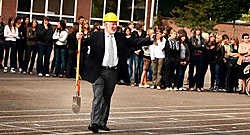 Directeur Ludo Appeltans en de leerlingen hielden een ludieke actie om de uitbreiding met een nieuwbouw te vieren. Yorick Jansens<br>