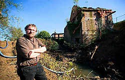 Dirk Vansintjan van Ecopower aan de molen van Schoonhoven: 'Ik denk dat de molen groene energie kan opwekken om een tiental gezinnen van elektriciteit te voorzien.'Jef Collaer