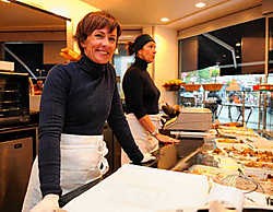 Véronique Aelbrecht van vishandel de Noordzee op het Sint-Katelijneplein: 'Handelaars zijn maar voor een klein deel verantwoordelijk voor de vervuiling in de straten.' Herman Ricour